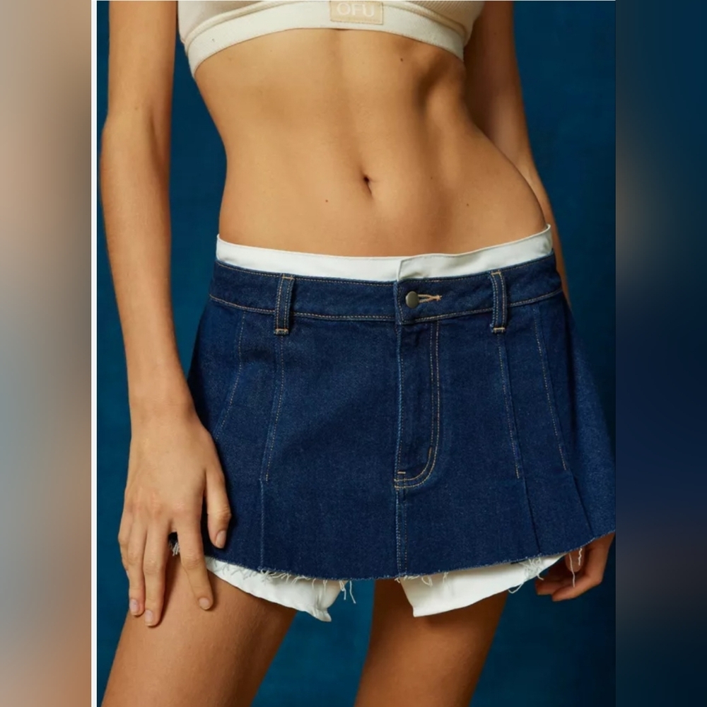 BDG Sammi Layered Denim Micro Mini Skirt – Raw Hem Jean Skirt, Size Large.